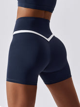 Air Cloud Yoga-Shorts mit überkreuztem Schnitt und Kontrast